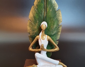 Handgemaakt standbeeld yogameisje, lommerrijk decor, yogacadeaus