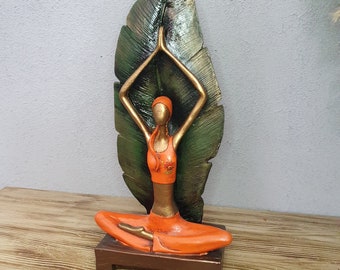 Handgemaakte sculptuur yogameisje met blad, woondecoratie (12,21 inch)
