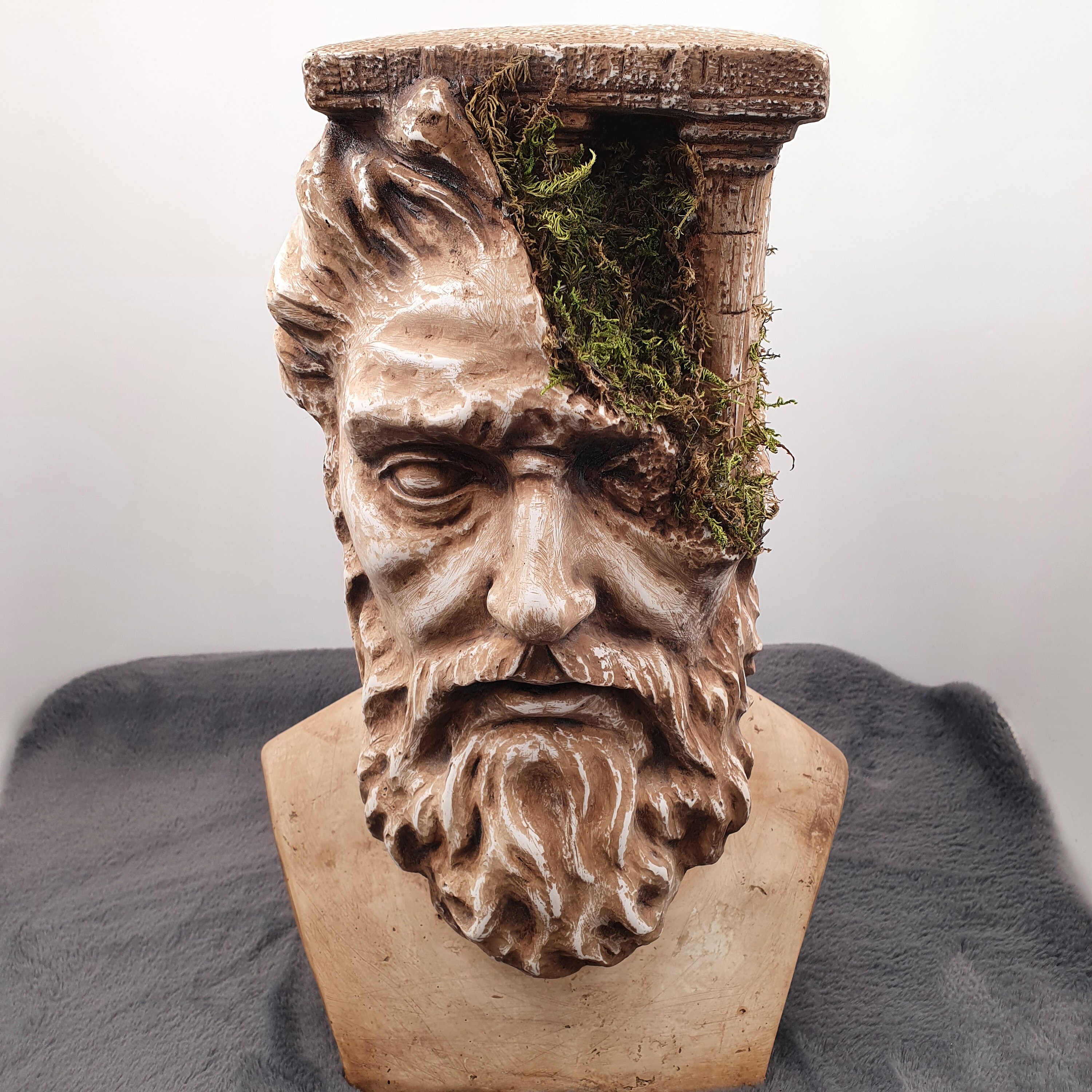 METAL RUSTY CAST IRON ZEUS FACE ABSTRACT GARDEN WALL PLAQUE