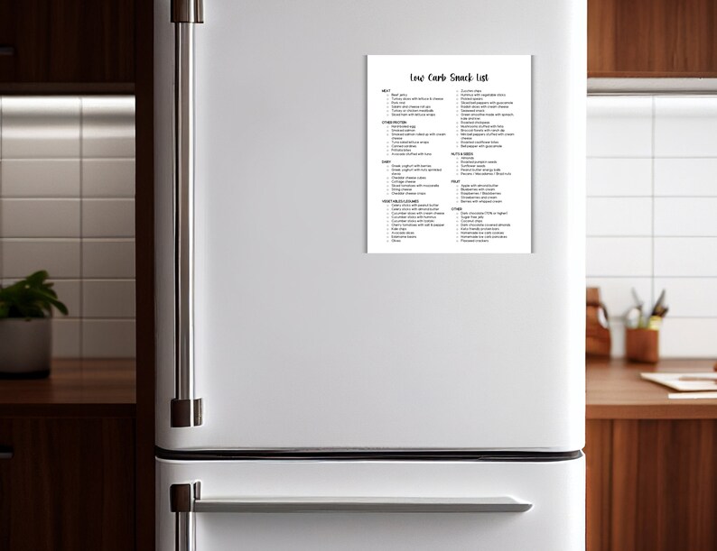 Może przedstawiać: Biała, drukowalna lista kontrolna z tytułem "Low Carb Snack List" i listą pomysł&oacute;w na przekąski o niskiej zawartości węglowodan&oacute;w, sklasyfikowanych według typu, takich jak "Mięso", "Orzechy i nasiona", "Warzywa", "Owoce", "Białko i produkty mleczne", "Inne" i "Słodkie przekąski".