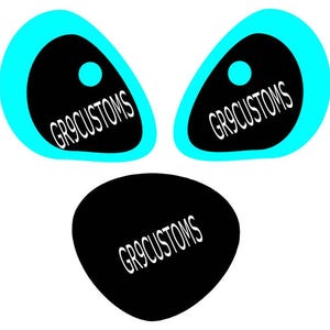 Peut inclure: Conception graphique avec trois formes noires et le texte "GR9CUSTOMS" en blanc. Deux formes ressemblent à des yeux avec un contour bleu clair et un point bleu. La troisième forme est un ovale noir avec le même texte.