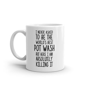 Pode incluir: Caneca de café de cerâmica branca com texto preto que diz "Nunca pedi para ser o melhor lava-louças do mundo, mas aqui estou, e estou arrasando."