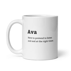 Mug Ava faisant semblant d'écouter - Tasse de bureau amusante pour Ava, cadeau personnalisé pour les appels téléphoniques, les réunions ou les amateurs de café
