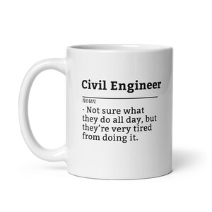Peut inclure: Mug en céramique blanche avec l'inscription "Civil Engineer" et une définition humoristique. La définition se lit comme suit : "- Pas sûr de ce qu'ils font toute la journée, mais ils sont très fatigués de le faire."