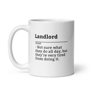Może przedstawiać: Biały ceramiczny kubek z czarnym napisem "Landlord" i definicją: "- Nie jestem pewien, co robią przez cały dzień, ale są bardzo zmęczeni tym."