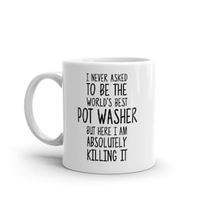 Pode incluir: Caneca de café de cerâmica branca com texto preto que diz "Nunca me pediram para ser o melhor lavador de panelas do mundo, mas aqui estou e estou arrasando."