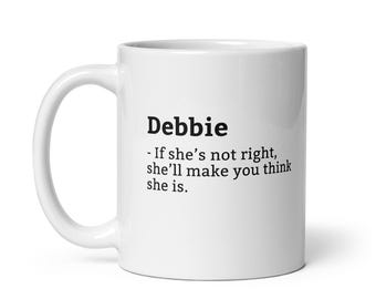 Taza divertida de Debbie, taza sarcástica de Debbie, taza que siempre tiene la razón, Debbie es la jefa, taza para ella, taza para novia, taza para esposa, 11 oz