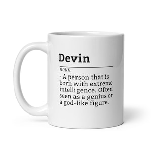 Può includere: Tazza da caffè in ceramica bianca con una definizione in bianco e nero del nome Devin. La definizione recita: "Una persona che nasce con un'intelligenza estrema. Spesso visto come un genio o una figura divina."