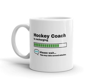 Caneca do treinador de hóquei - Presente do treinador de hóquei - Presente engraçado do treinador de hóquei - O treinador de hóquei está recarregando - Piada do treinador de hóquei - Menos de 10 - Treinador de hóquei sarcástico