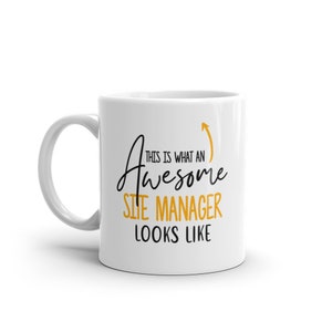 Op de afbeelding: Een witte keramische koffiemok met een zwart en gouden ontwerp. De tekst op de mok luidt "This is what an awesome site manager looks like".