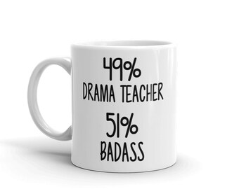Może przedstawiać: Biały ceramiczny kubek do kawy z czarnym tekstem, który brzmi "49% Nauczyciel Dramatu 51% Badass".