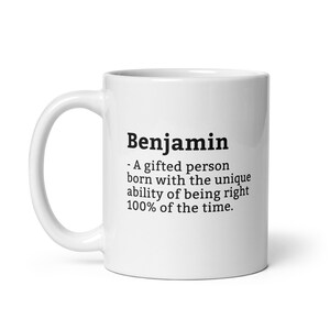 Könnte beinhalten: Weiße Keramik-Kaffeetasse mit einem schwarzen Textdesign, das "Benjamin - Eine begabte Person, die mit der einzigartigen Fähigkeit geboren wurde, 100% der Zeit Recht zu haben." lautet.