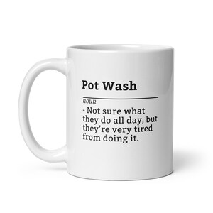 Può includere: Tazza in ceramica bianca con la scritta "Pot Wash" e una definizione umoristica stampata in nero. La definizione recita: "- Non sono sicuro di cosa facciano tutto il giorno, ma sono molto stanchi di farlo."