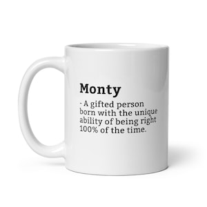 Peut inclure: Mug en céramique blanche avec le nom "Monty" imprimé en noir. Le texte en dessous se lit comme suit : "- Une personne douée née avec la capacité unique d'avoir raison à 100% du temps."