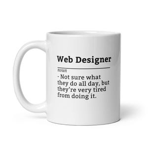 Pode incluir: Caneca de cerâmica branca com o texto "Web Designer" e uma definição humorística: "- Não tenho certeza do que eles fazem o dia todo, mas estão muito cansados de fazê-lo."