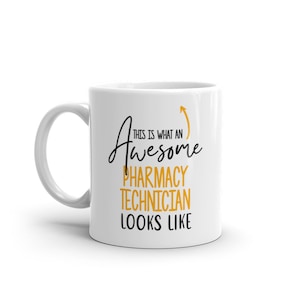 Könnte beinhalten: Eine weiße Keramik-Kaffeetasse mit einem schwarzen und goldenen Design. Der Text auf der Tasse lautet "This is what an Awesome Pharmacy Technician looks like".