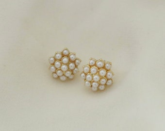 Stud earrings -  Pearl earrings - Gold earrings -Everyday earrings - Small gold earrings