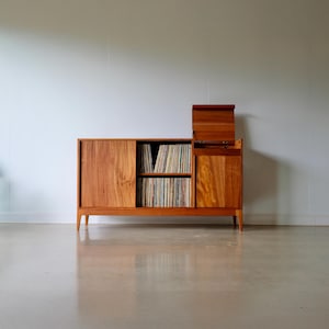 レコードプレーヤーサイドボード「York 101」。モダンなビニールLP