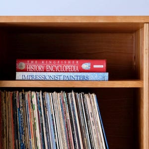 Consola de discos de madera maciza de mediados de siglo, mueble para tocadiscos, almacenamiento de vinilos, "The Presley" imagen 6