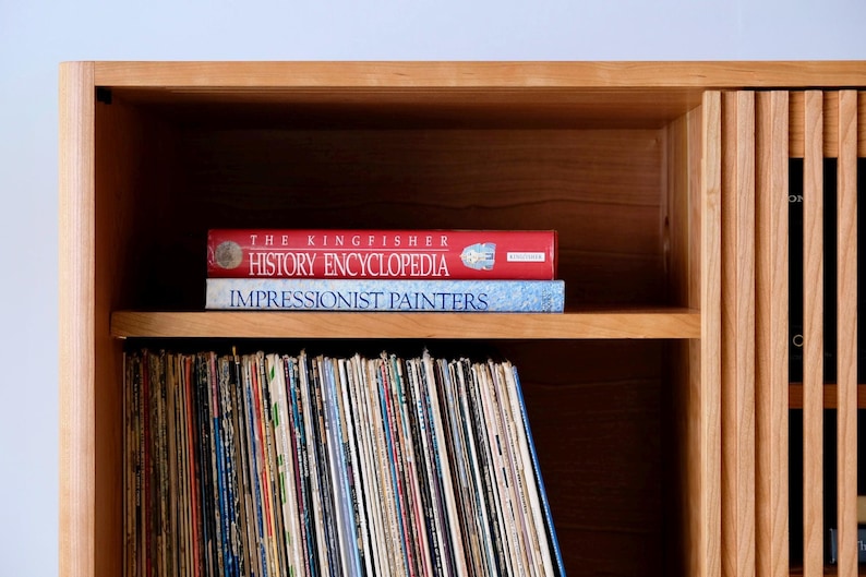 Consola de discos de madera maciza de mediados de siglo, mueble para tocadiscos, almacenamiento de vinilos, "The Presley" imagen 6