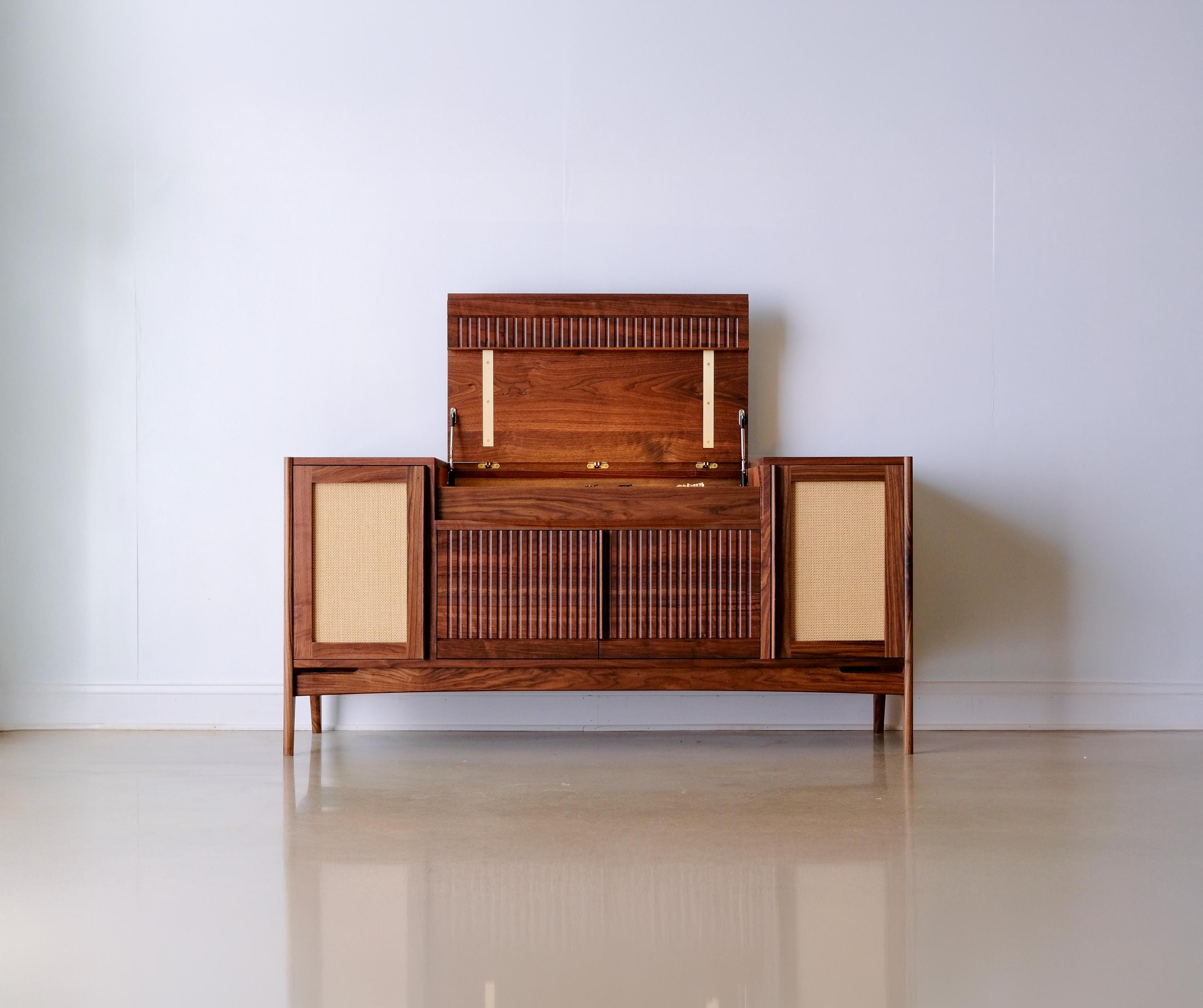 The Drover | Sonos-integrated Vinyl Record Console | Solid Wood