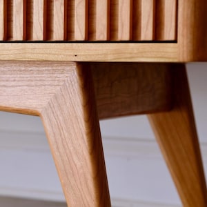 Consola de discos de madera maciza de mediados de siglo, mueble para tocadiscos, almacenamiento de vinilos, "The Presley" imagen 5