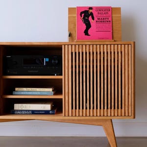 Consola de discos de madera maciza de mediados de siglo, mueble para tocadiscos, almacenamiento de vinilos, "The Presley" imagen 2