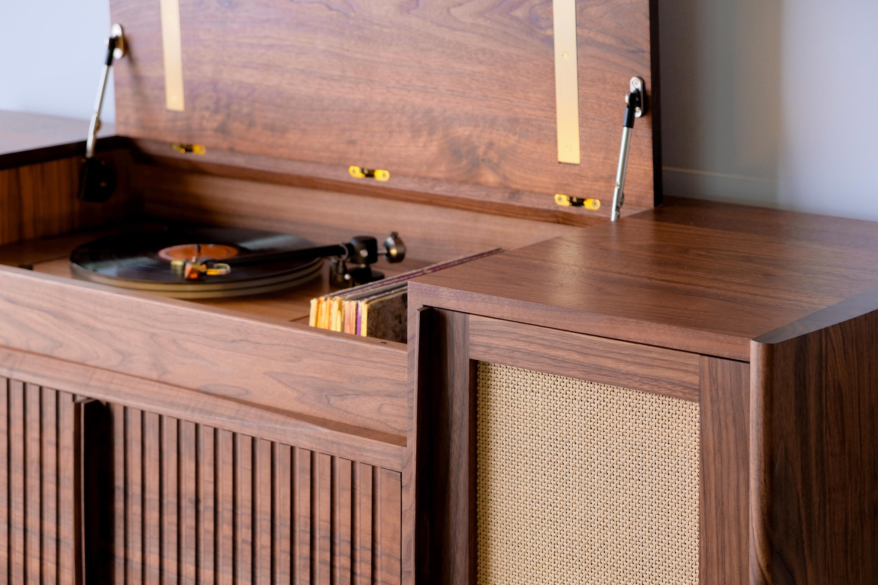 The Drover | Sonos-integrated Vinyl Record Console | Solid Wood