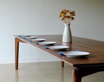 Mesa de comedor de madera maciza hecha a mano: estilo moderno de mediados de siglo, mesa de reliquia personalizada, "El Guggenheim"