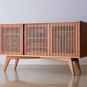 Consola de discos de madera maciza de mediados de siglo, mueble para tocadiscos, almacenamiento de vinilos, "The Presley" imagen 7