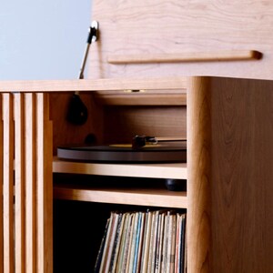 Consola de discos de madera maciza de mediados de siglo, mueble para tocadiscos, almacenamiento de vinilos, "The Presley" imagen 8