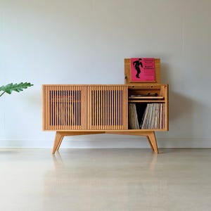 Consola de discos de madera maciza de mediados de siglo, mueble para tocadiscos, almacenamiento de vinilos, "The Presley" imagen 1