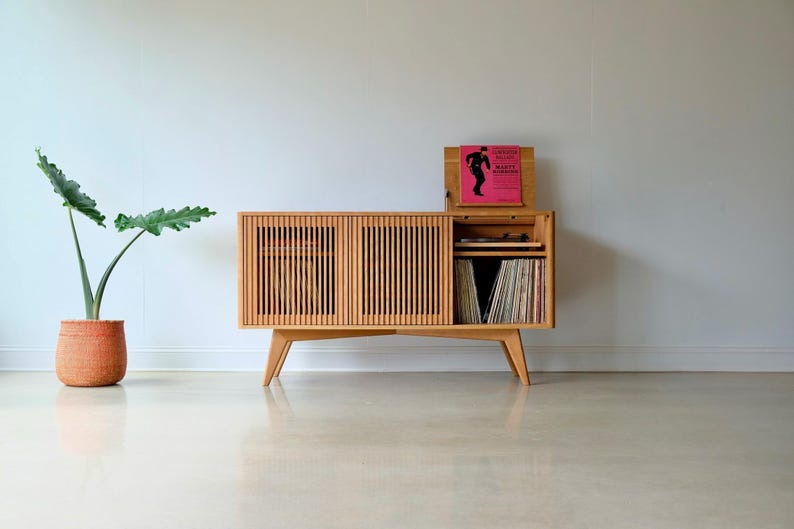 Consola de discos de madera maciza de mediados de siglo, mueble para tocadiscos, almacenamiento de vinilos, "The Presley" imagen 1