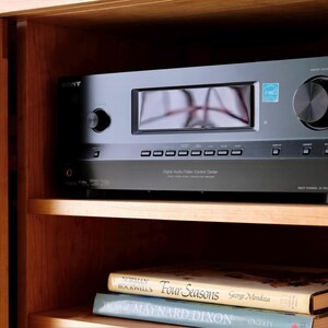 Consola de discos de madera maciza de mediados de siglo, mueble para tocadiscos, almacenamiento de vinilos, "The Presley" imagen 3