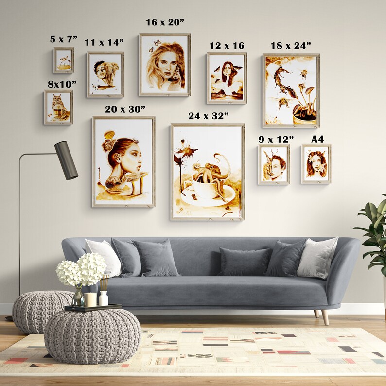 Puede incluir: Una colecci&oacute;n de impresiones de arte de caf&eacute; enmarcadas en varios tama&ntilde;os, incluyendo 5x7 pulgadas, 8x10 pulgadas, 11x14 pulgadas, 12x16 pulgadas, 16x20 pulgadas, 18x24 pulgadas, 20x30 pulgadas, 24x32 pulgadas, 9x12 pulgadas y A4. Las impresiones presentan varios dise&ntilde;os, incluyendo una mujer con una mariposa, un pulpo en una taza de t&eacute; y una planta con una lib&eacute;lula.