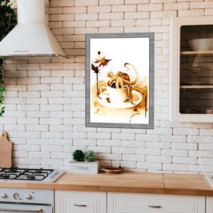 Puede incluir: Una pintura de acuarela de un pulpo en una taza de caf&eacute;. El pulpo es marr&oacute;n y tiene ocho tent&aacute;culos. La taza de caf&eacute; es blanca y tiene un platillo. La pintura est&aacute; enmarcada en un marco gris.