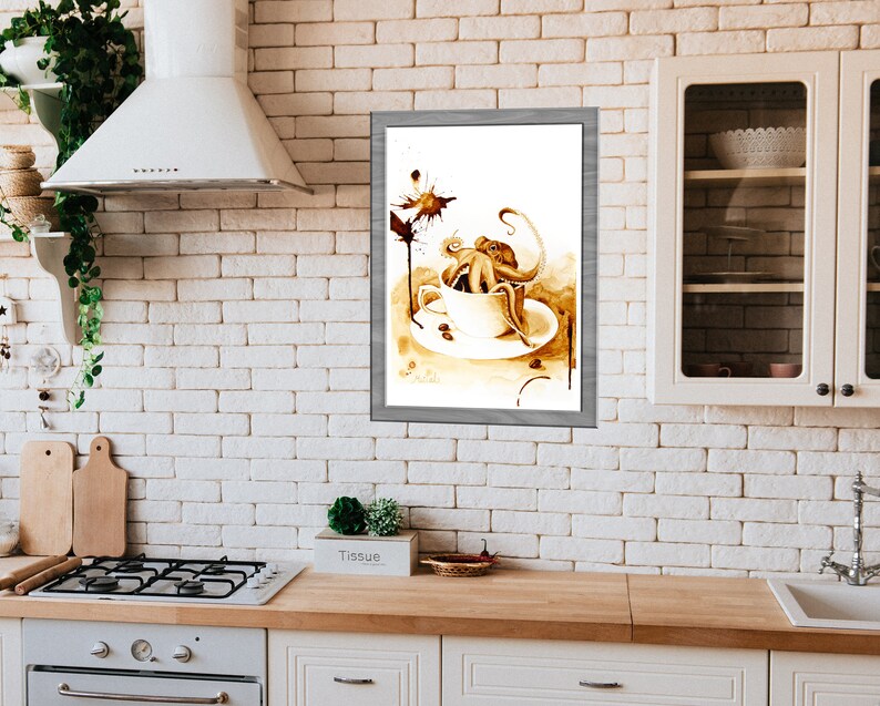 Puede incluir: Una pintura de acuarela de un pulpo en una taza de caf&eacute;. El pulpo es marr&oacute;n y tiene ocho tent&aacute;culos. La taza de caf&eacute; es blanca y tiene un platillo. La pintura est&aacute; enmarcada en un marco gris.