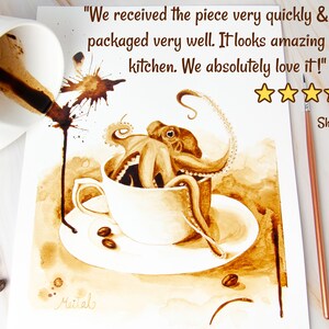 Puede incluir: Una taza de caf&eacute; con un pulpo dibujado en caf&eacute; sobre un fondo blanco. El pulpo est&aacute; dibujado con detalle con sus tent&aacute;culos que salen de la taza. El fondo es de color marr&oacute;n claro con manchas de caf&eacute;. El texto "We received the piece very quickly & it was packaged very well. It looks amazing in our kitchen. We absolutely love it!" est&aacute; escrito en negro en la parte superior de la imagen. Cinco estrellas amarillas est&aacute;n debajo del texto. El texto "Shannon.k" est&aacute; escrito en negro debajo de las estrellas. El texto "Meital" est&aacute; escrito en negro en la parte inferior de la imagen.