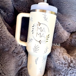 Tazza da viaggio Stanley Quencher H2.0 color crema da 40 oz con design MAMA inciso immagine 1
