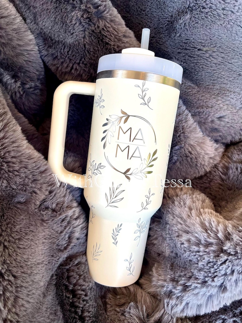 Tazza da viaggio Stanley Quencher H2.0 color crema da 40 oz con design MAMA inciso immagine 1