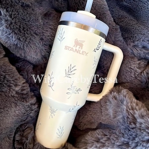Tazza da viaggio Stanley Quencher H2.0 color crema da 40 oz con design MAMA inciso immagine 9