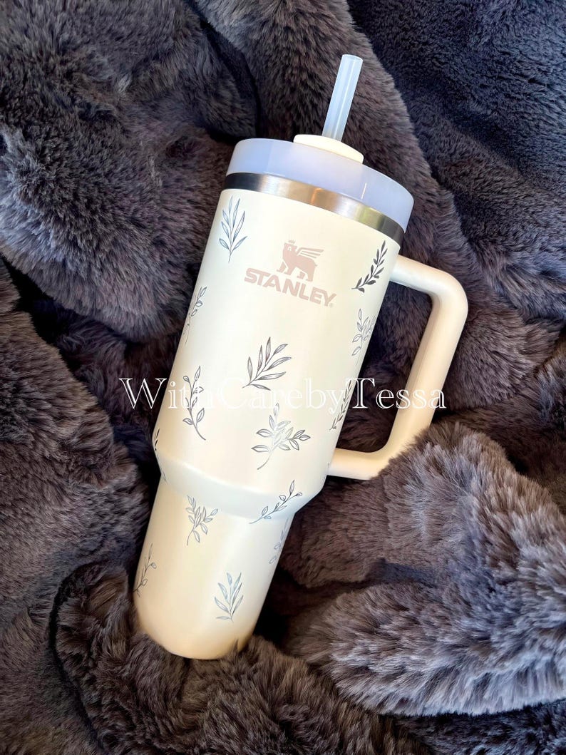 Tazza da viaggio Stanley Quencher H2.0 color crema da 40 oz con design MAMA inciso immagine 9
