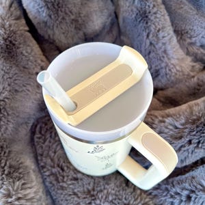 Tazza da viaggio Stanley Quencher H2.0 color crema da 40 oz con design MAMA inciso immagine 5