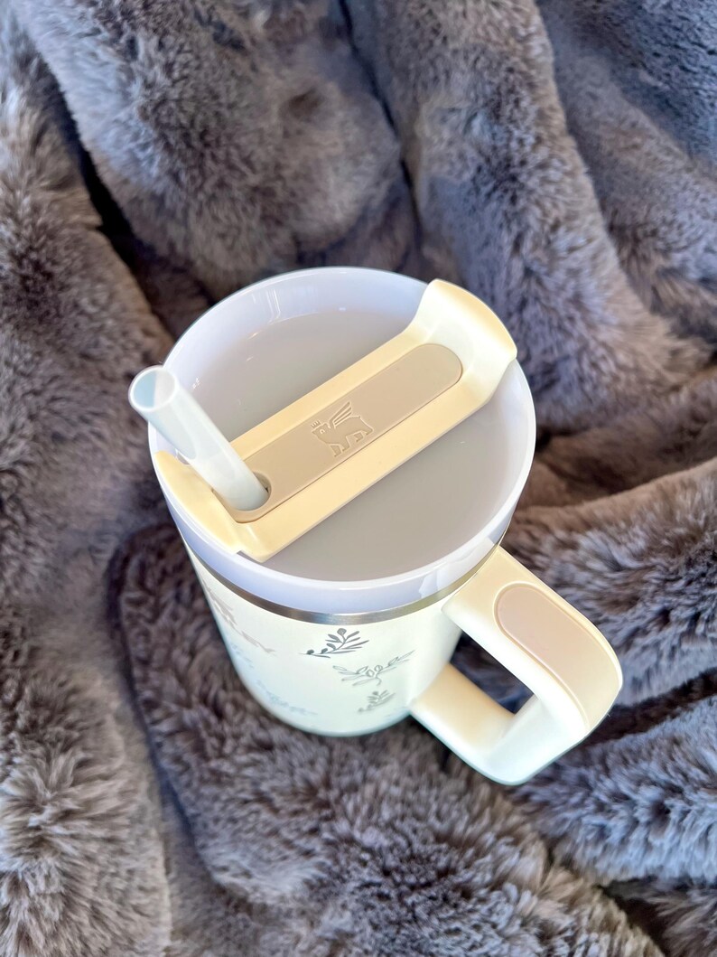 Tazza da viaggio Stanley Quencher H2.0 color crema da 40 oz con design MAMA inciso immagine 5