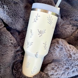 Tazza da viaggio Stanley Quencher H2.0 color crema da 40 oz con design MAMA inciso immagine 4