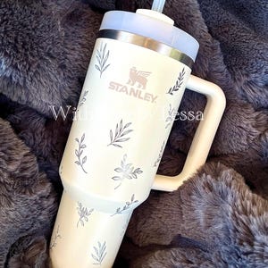 Tazza da viaggio Stanley Quencher H2.0 color crema da 40 oz con design MAMA inciso immagine 2