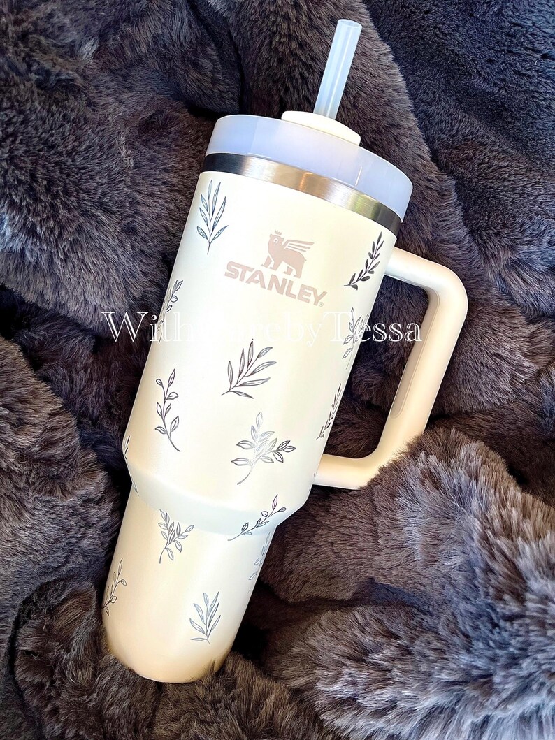 Tazza da viaggio Stanley Quencher H2.0 color crema da 40 oz con design MAMA inciso immagine 2