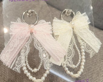 Bellissimi ciondoli per borse con fiocco in pizzo e perle: accessori per borse, tote e zaini/ciondoli per telefoni
