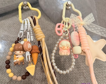 Dimoo Pop Bean Charm: Adornos hechos a mano para bolsos, teléfonos y llaveros.