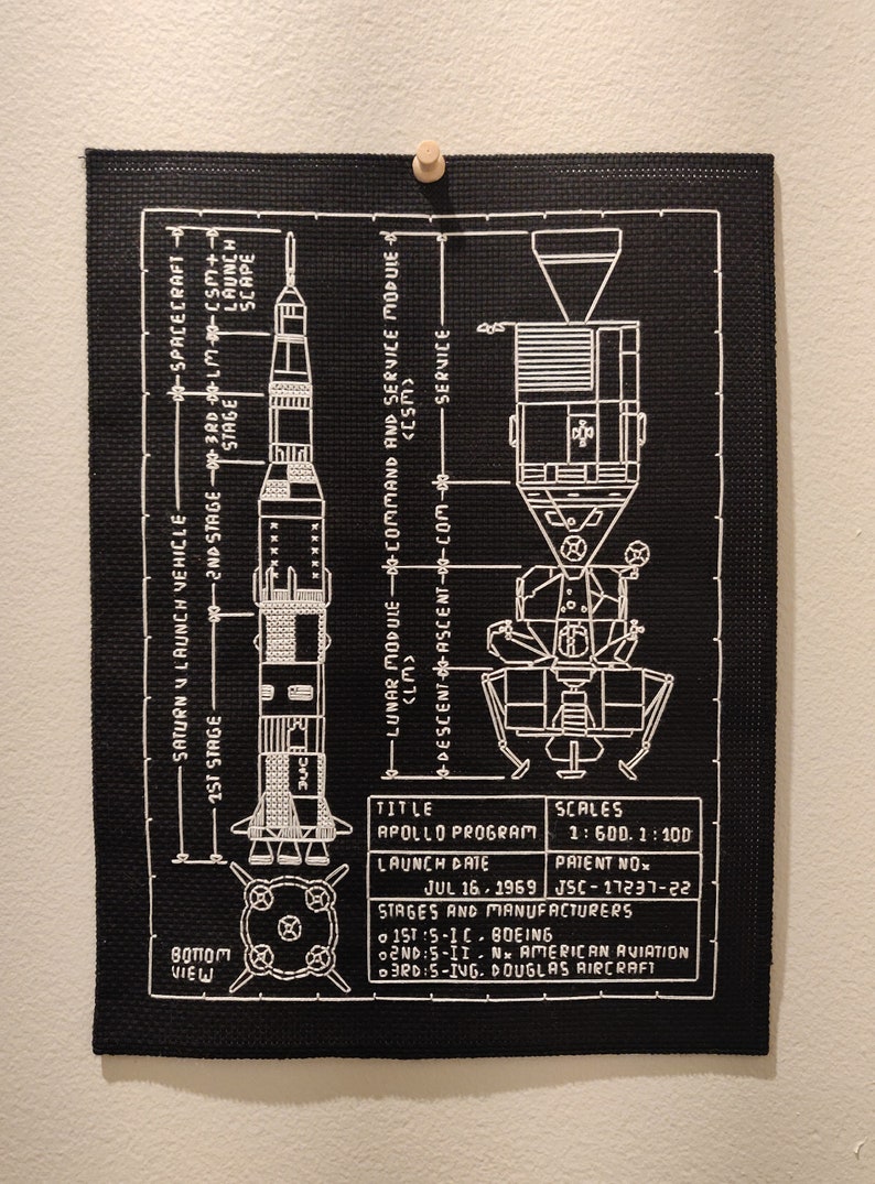 K&ouml;nnte beinhalten: Ein Schwarzwei&szlig;diagramm der Saturn V-Rakete und des Apollo-Kommando- und Servicemoduls. Das Diagramm enth&auml;lt den Titel "Apollo-Programm", das Startdatum "16. Juli 1969" und die Ma&szlig;st&auml;be "1:600, 1:100".
